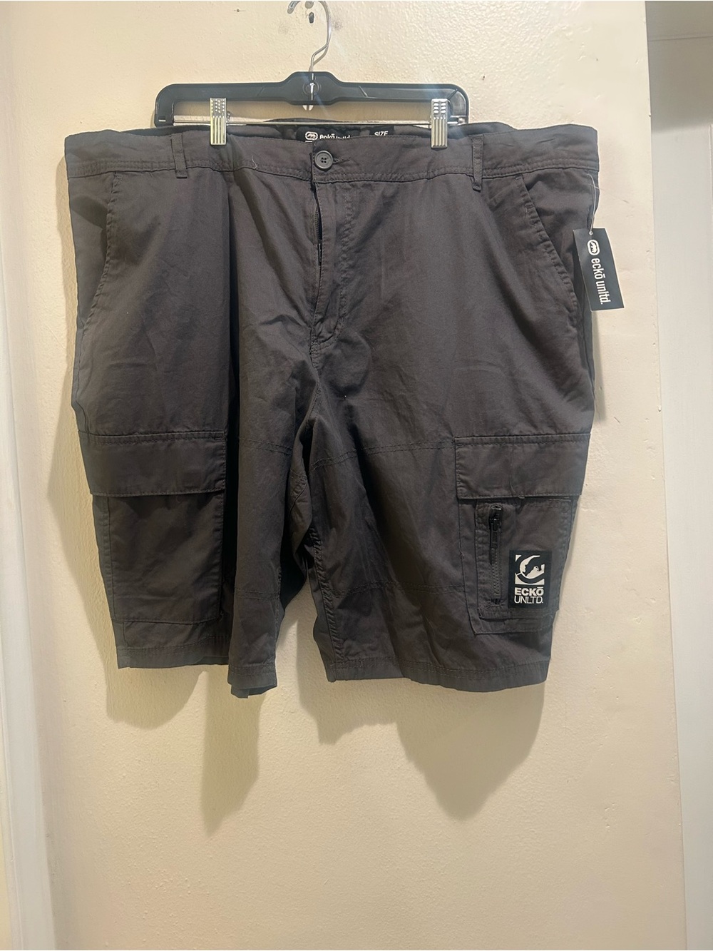 Ecko Unlimited Men’s Dark Gray Cargo Shorts Size 46